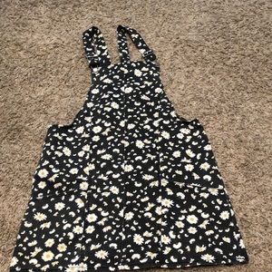 The brand is no boundaries. The size is L and the color is black with daisy’s.